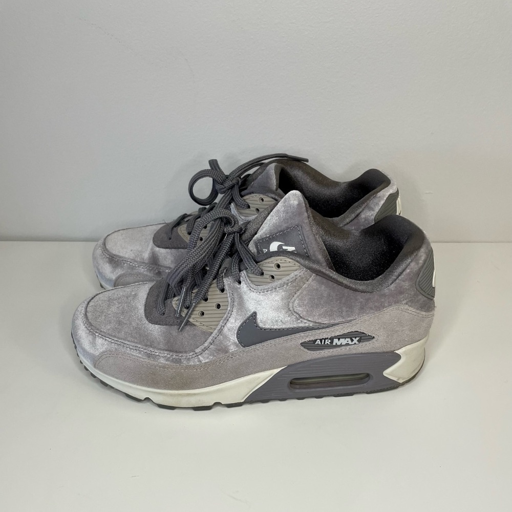 Nike air max 90 suede trimmed velvet sneakers in grey